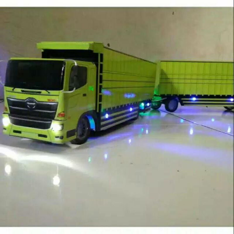 Miniatur truk hino 500 gandeng truck hino 500 gandeng remot control variasi lampu