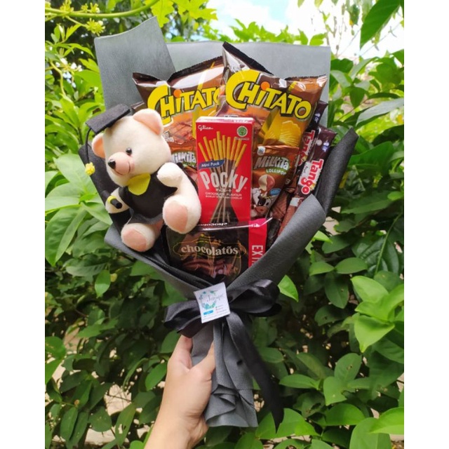 

NOB BUKET SNACK BONEKA WISUDA COWOK KEREN/paket/bingkisan Snack Ulang Tahun/Ultah/