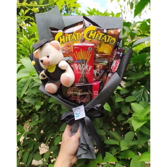 BUKET SNACK BONEKA WISUDA COWOK KEREN/paket/bingkisan Snack Ulang Tahun/Ultah/ Wisuda/Kado/Hadiah