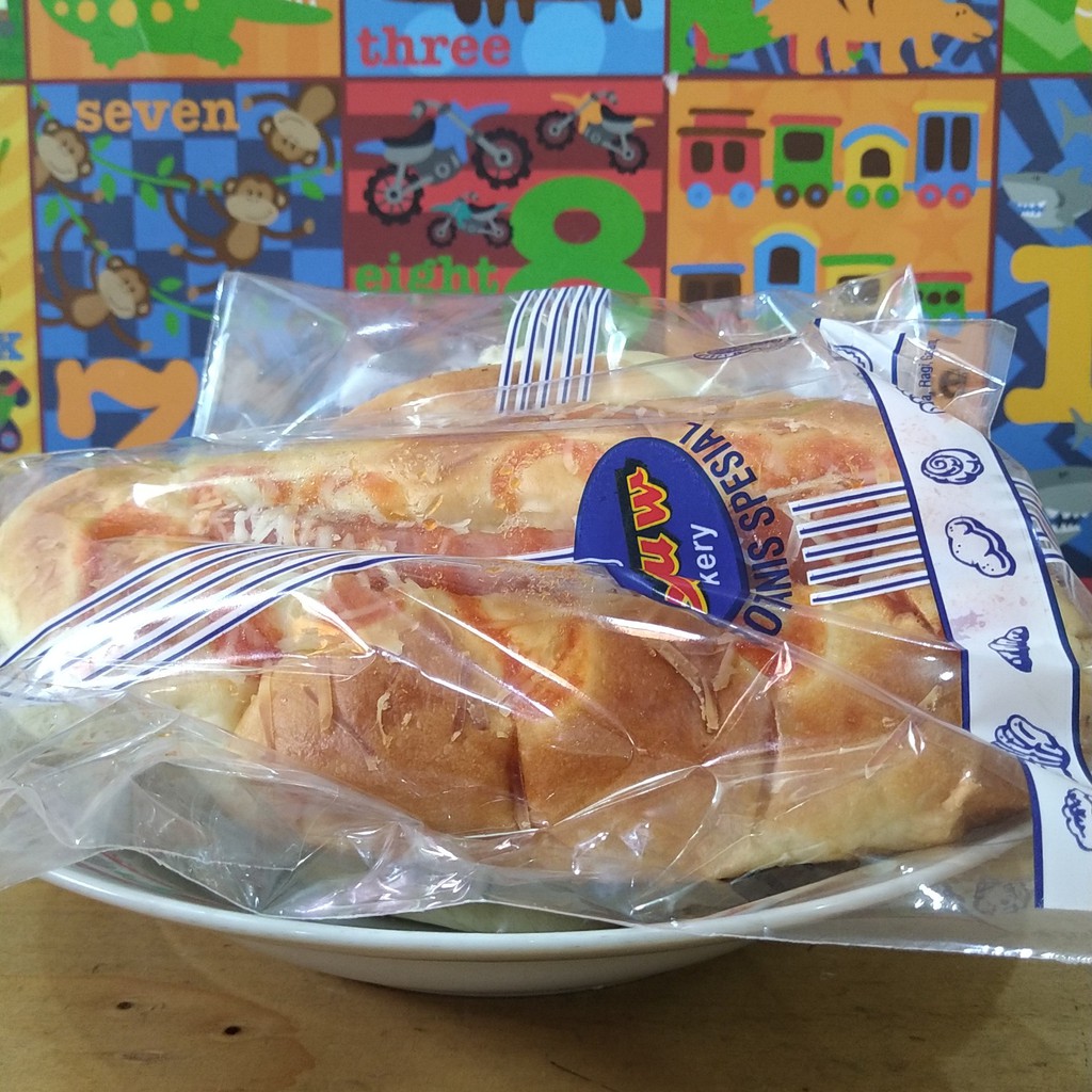 

Roti Sosis Lauw Bakery