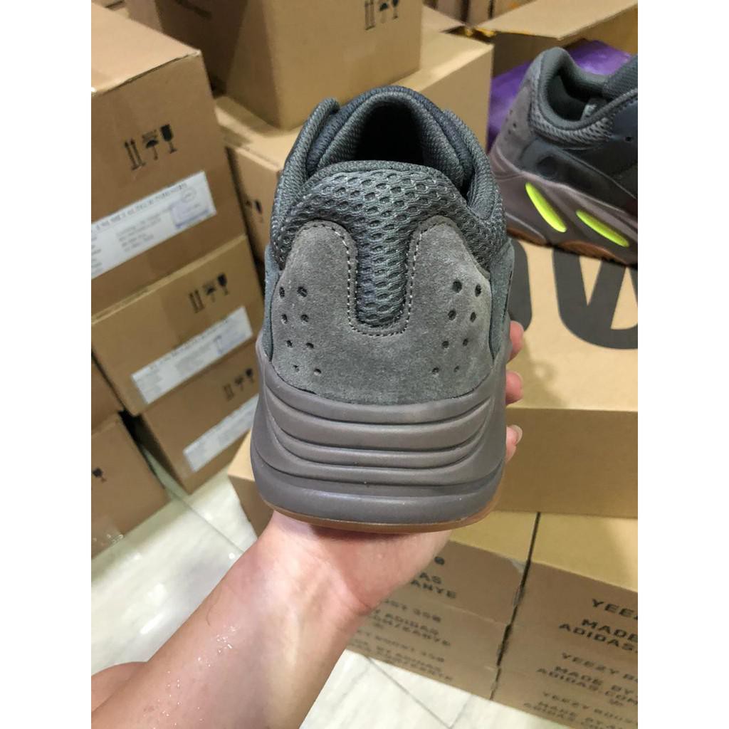 YEZZY 700 MAUVE, REAL PIC. MADE IN CHINA.