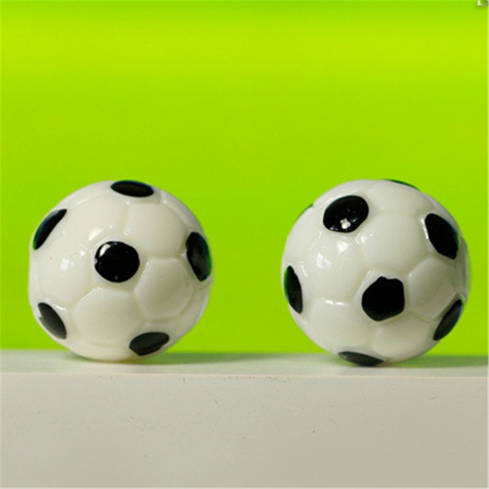 4pcs / Set Mainan Miniatur Bola Sepak Bahan Resin Untuk Dekorasi / Kerajinan Tangan