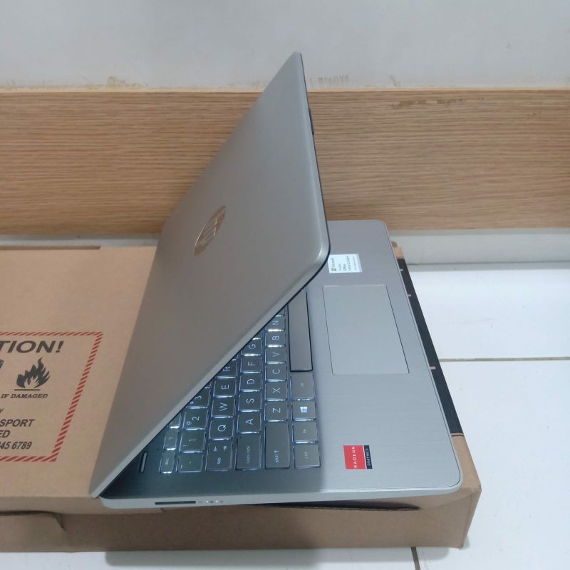 Laptop HP 14s -fq0010AU Amd 3020e Radeon Graphics Ram 4GB SSD 256Gb Keyboard Backlight Layar 14 inc windows 10