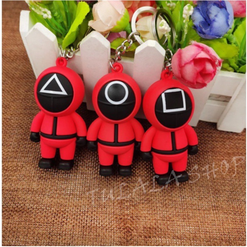 [TULALA SHOP]GANTUNGAN KUNCI KARTU SQUID GAME BAJU MERAH SOUVENIR KADO HADIAH ULANG TAHUN/BONEKA SQUID GAME/