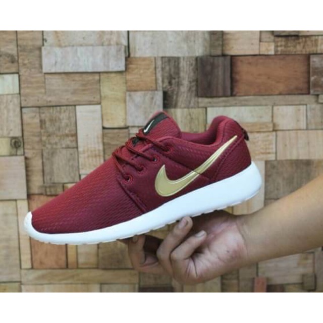 nike roshe runs maroon