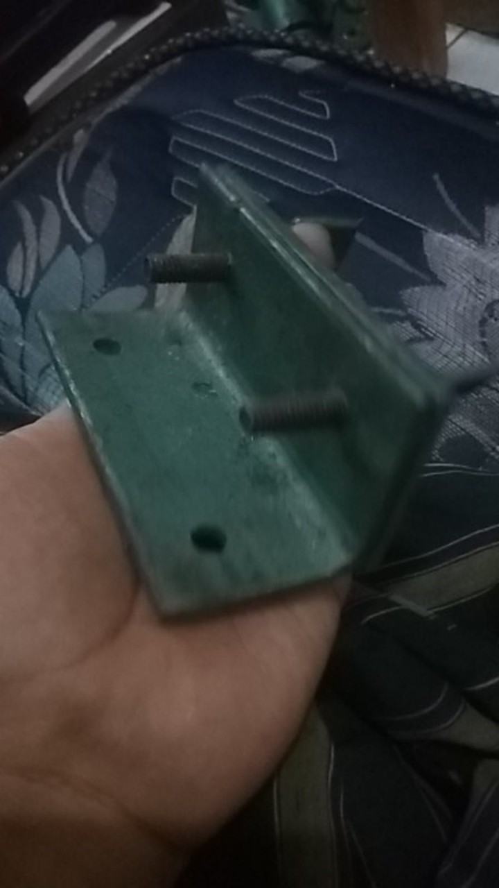 Tanggem Atau Penjepit Mata Gergaji