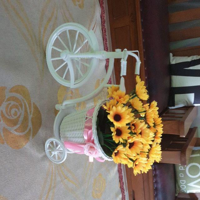 Set Bunga Plastik Matahari Kuntum Dengan Sepeda Rotan Besar