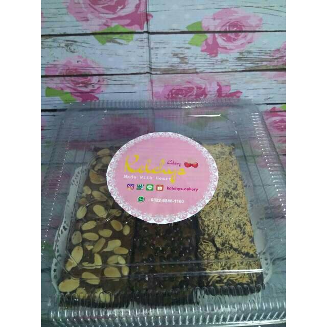 

Brownies Panggang Triple Topping Ukuran Loyang 20x20 [ORDER KE MISS ASTI KITCHEN YA]