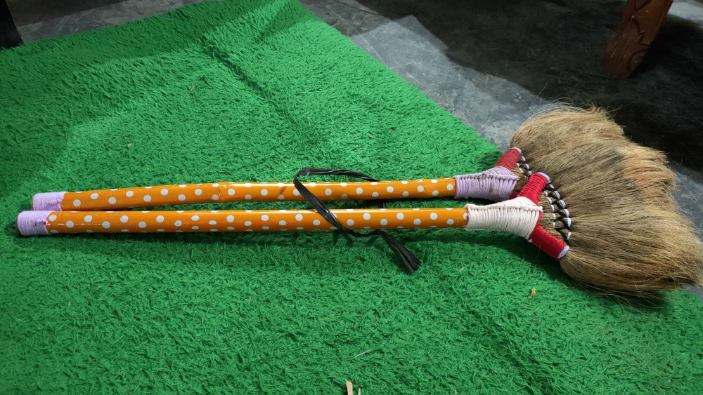 Sapu Sabut Kelapa Batang Bambu