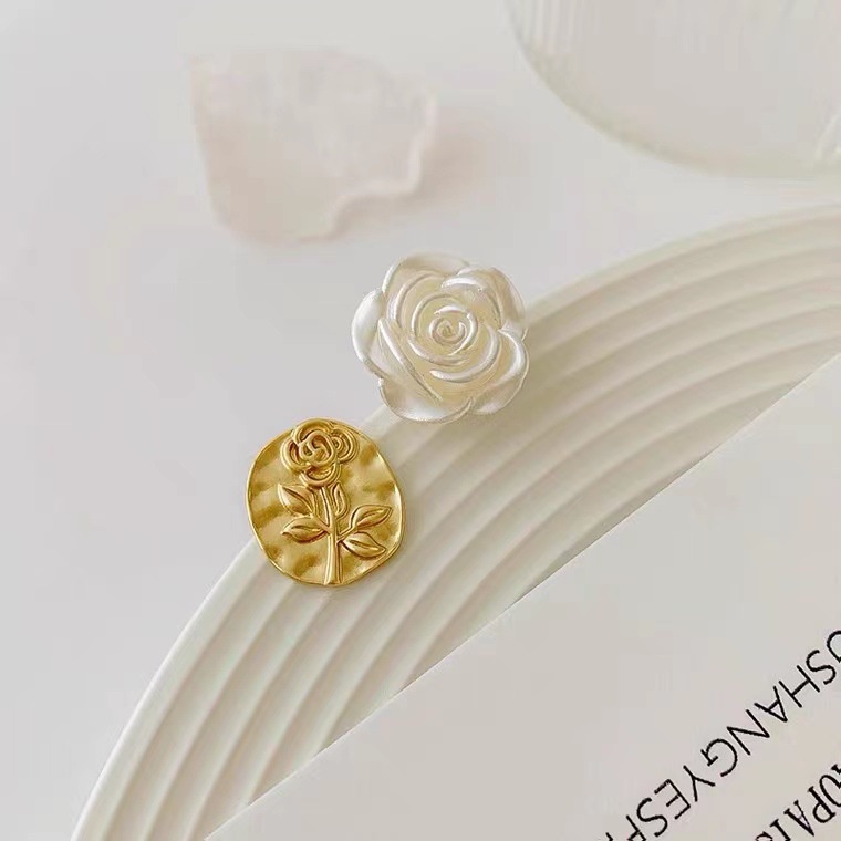 Anting Tusuk Motif Bunga Mawar Timbul Ala Korea / Retro Bahan Metal Sterling Silver 925 Untuk Wanita