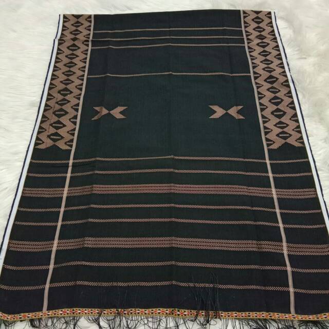 Uis nipes legot karo hitam dan merah