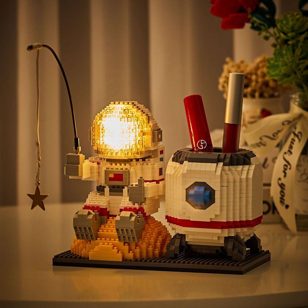 R-FLOWER Tempat Pulpen Kreatif Action Figure Hadiah Anak Astronot Hero Ultraman