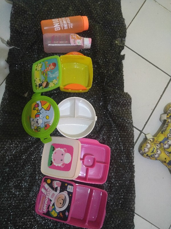 Yumi , Kotak Makan 4 Sekat , Kotak Makan Anak Murah, Kotak Makan Sekat  Souvenir Ulang Tahun