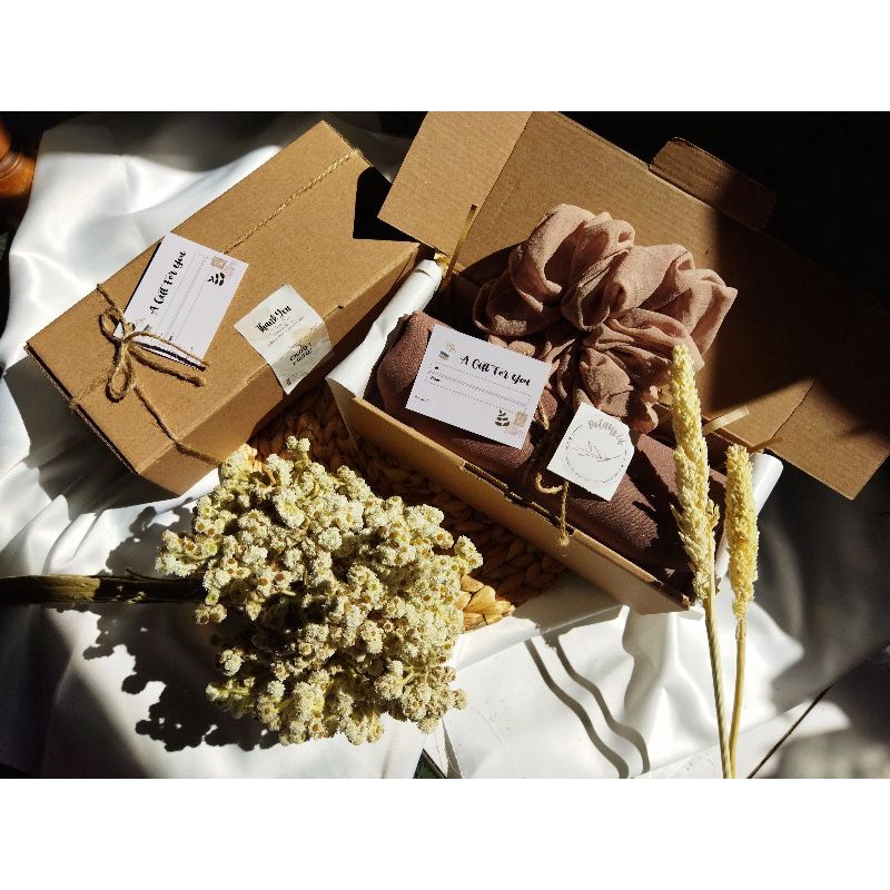 

Polans.id | HAMPERS HIJAB BELLA SQUARE JAHIT TEPI & SCRUNCHIE JUMBO