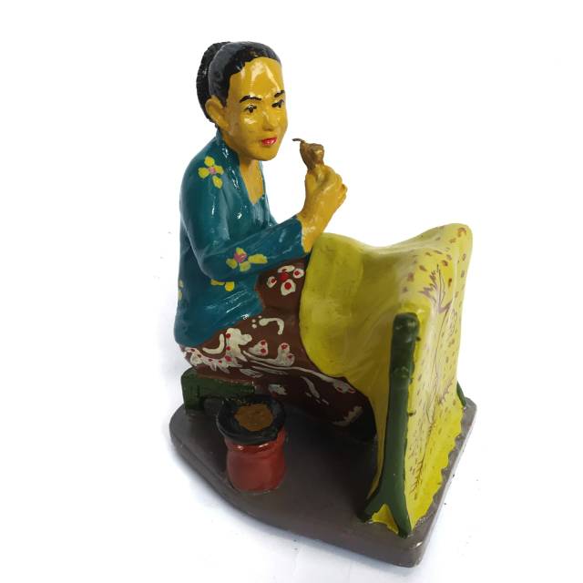 PAJANGAN MINIATUR WANITA SEDANG MEMBATIK UKURAN 12x10x17 cm BAHAN FIBERGLASS - DEKORASI RUMAH MURAH