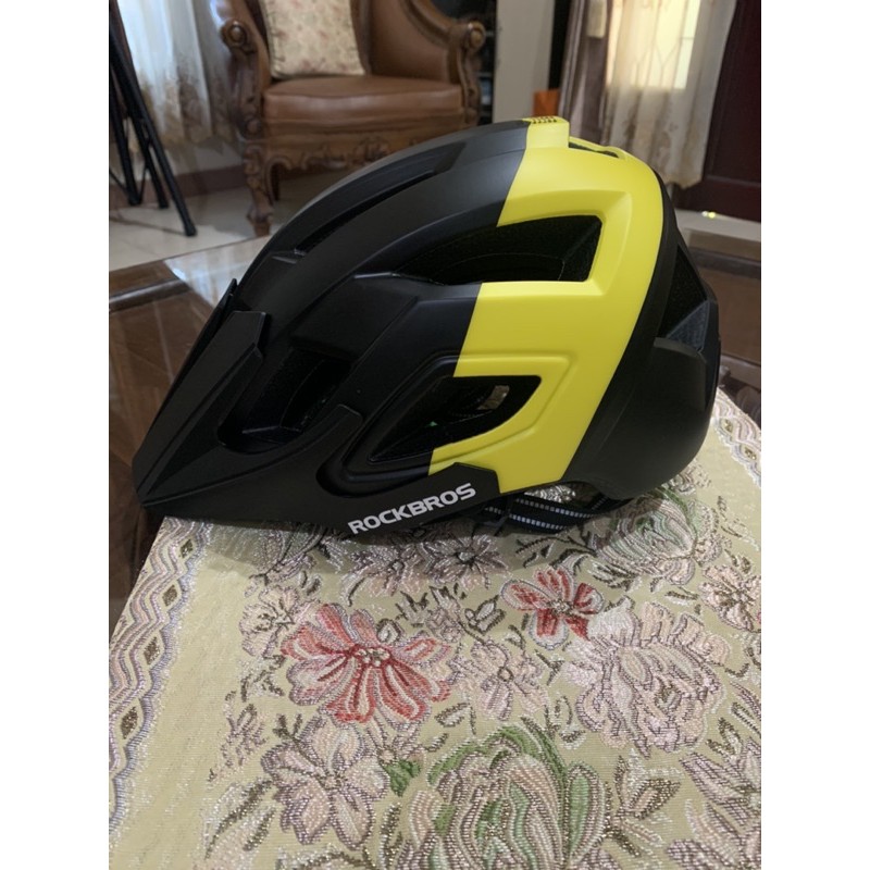 helm sepeda merk rockbros kondisi baru cocok untuk pria wanita