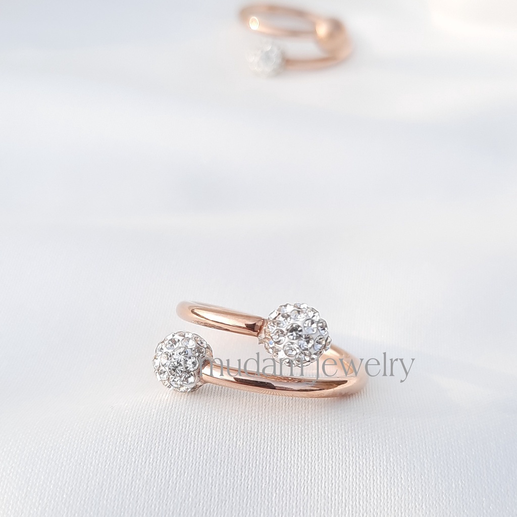 Cincin Titanium Dengan 2 Bola Diamonds dan 1 Bola Diamond Warna Rose Gold