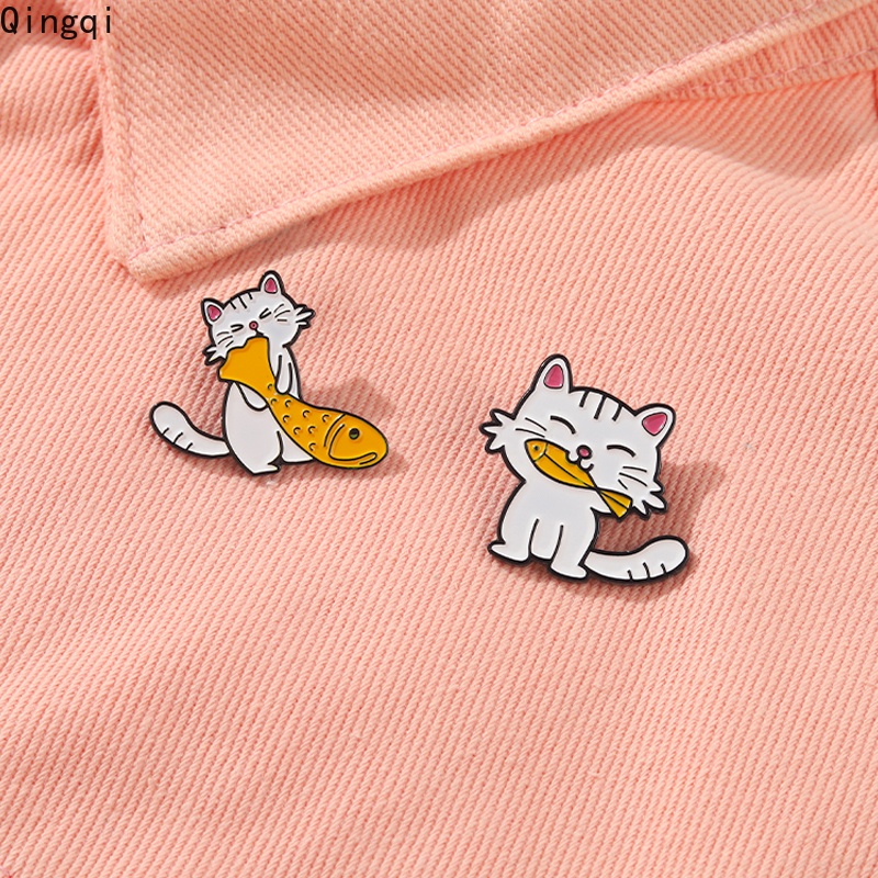 Bros Pin Enamel Bentuk Kartun Kucing Makan Ikan Warna Putih Untuk Anak