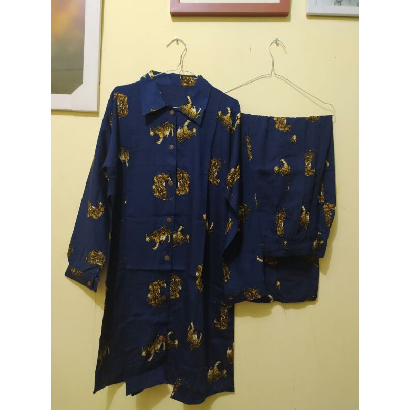 setelan celana motif macan model tunik