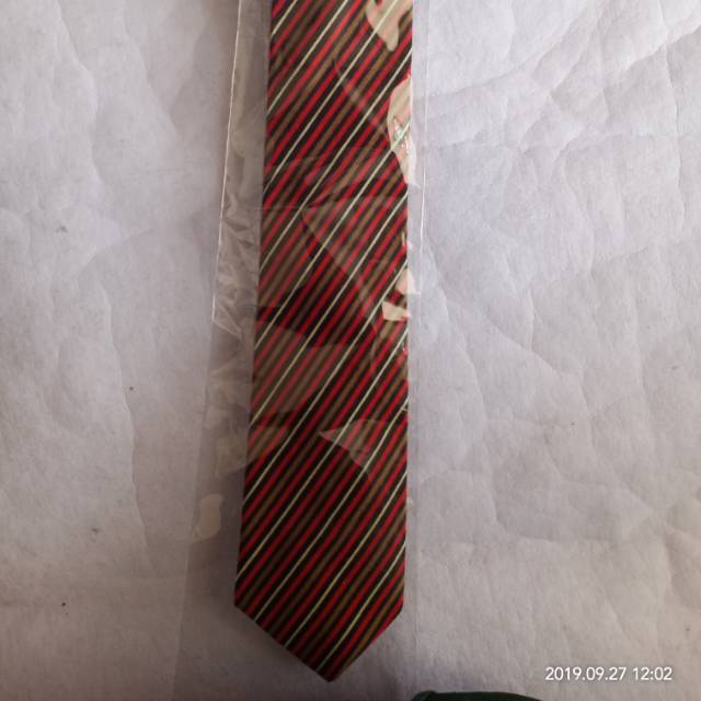 Dasi merah bata salur kecil