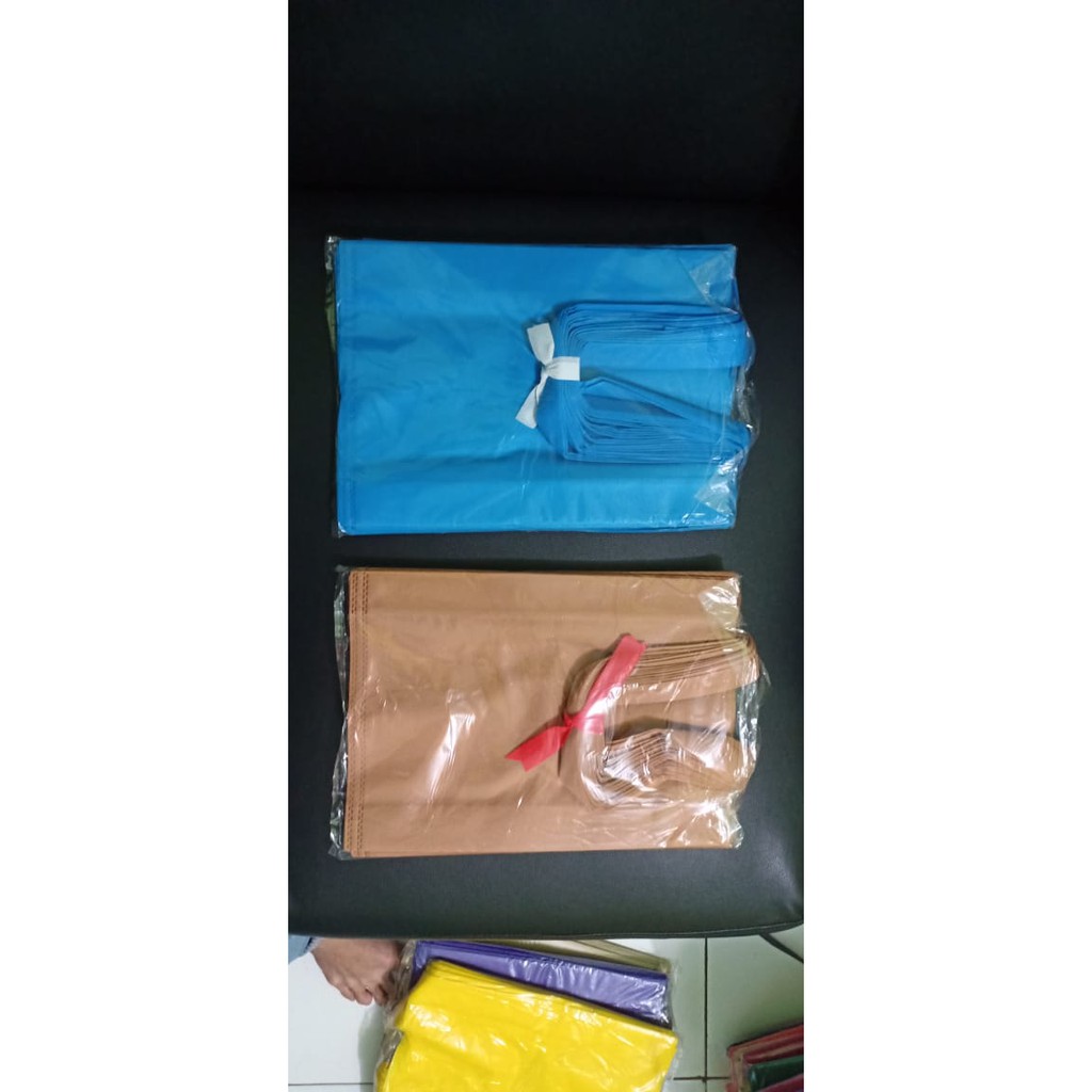 

TAS KAIN / GOODIE BAG / SPUNBOND HANDLE 25 X 35 25X35 & 30 X 40 30X40 @12PCS