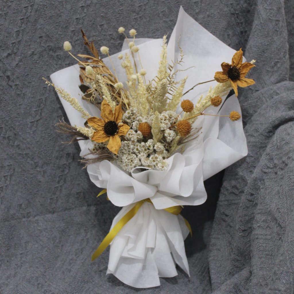 

Hand Bouquet Dried Flowers AURUM untuk hadiah ulang tahun dan wisuda