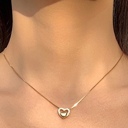 Kalung Liontin Bentuk Hati Hollow 18k Bahan Zircon Tahan Air Untuk Wanita