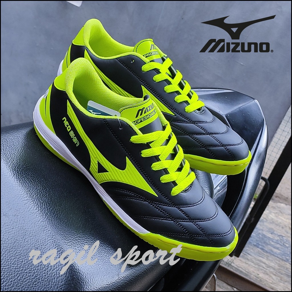 foto sepatu futsal mizuno