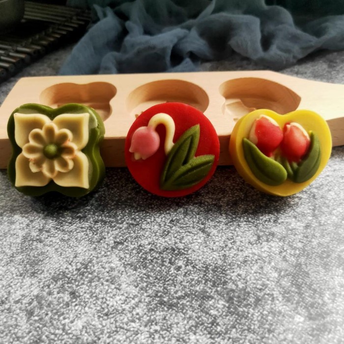 Cetakan Kue Bulan/Moon Cake Kayu 3 lubang model flower 7