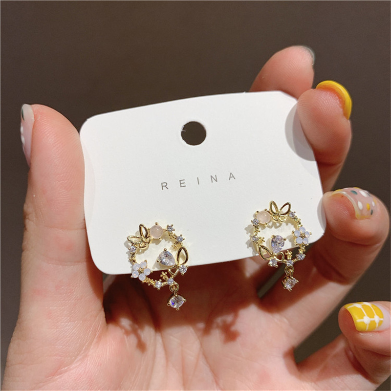 Anting Stud Desain Butterfly Flower Hollow Aksen Berlian Imitasi Bahan Alloy Untuk Wanita