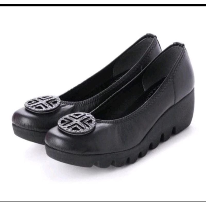 sepatu first contact logo bulat wedges 6 cm