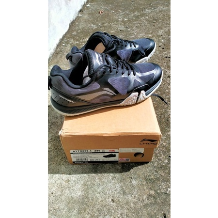 Sepatu Badminton Original Lining saga lite 4 second preloved