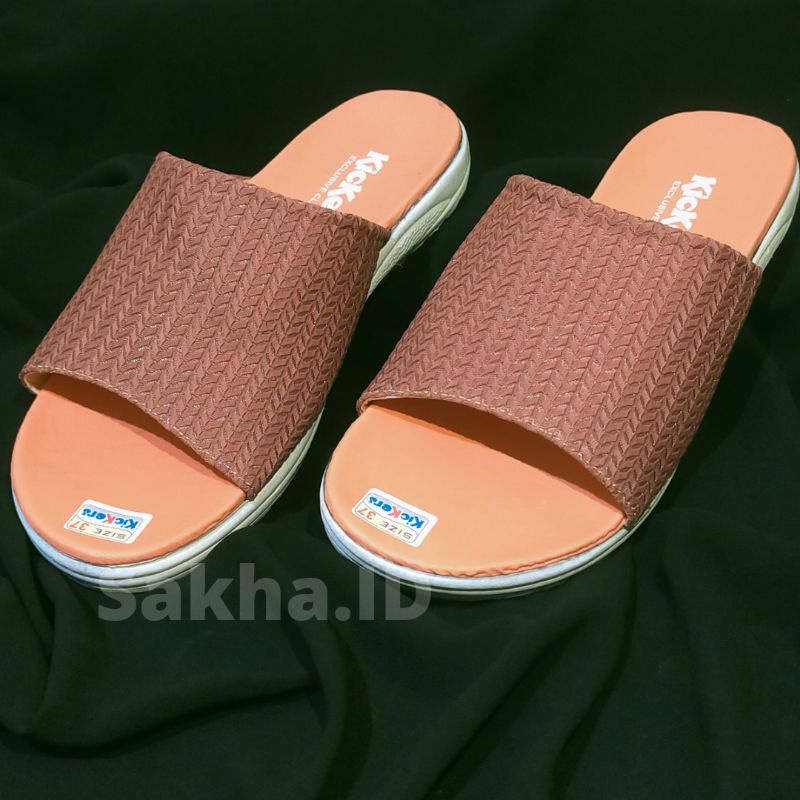 SANDAL RAJUT TERLARIS KICKERS SLOP WANITA