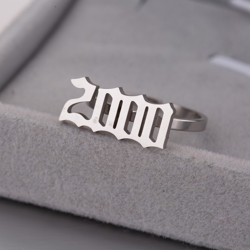 Cincin Desain Angka Tulisan Tanggal Tahun Kelahiran 1980-2001 Bahan Stainless Steel Dapat Disesuaikan Untuk Pria Dan Wanita