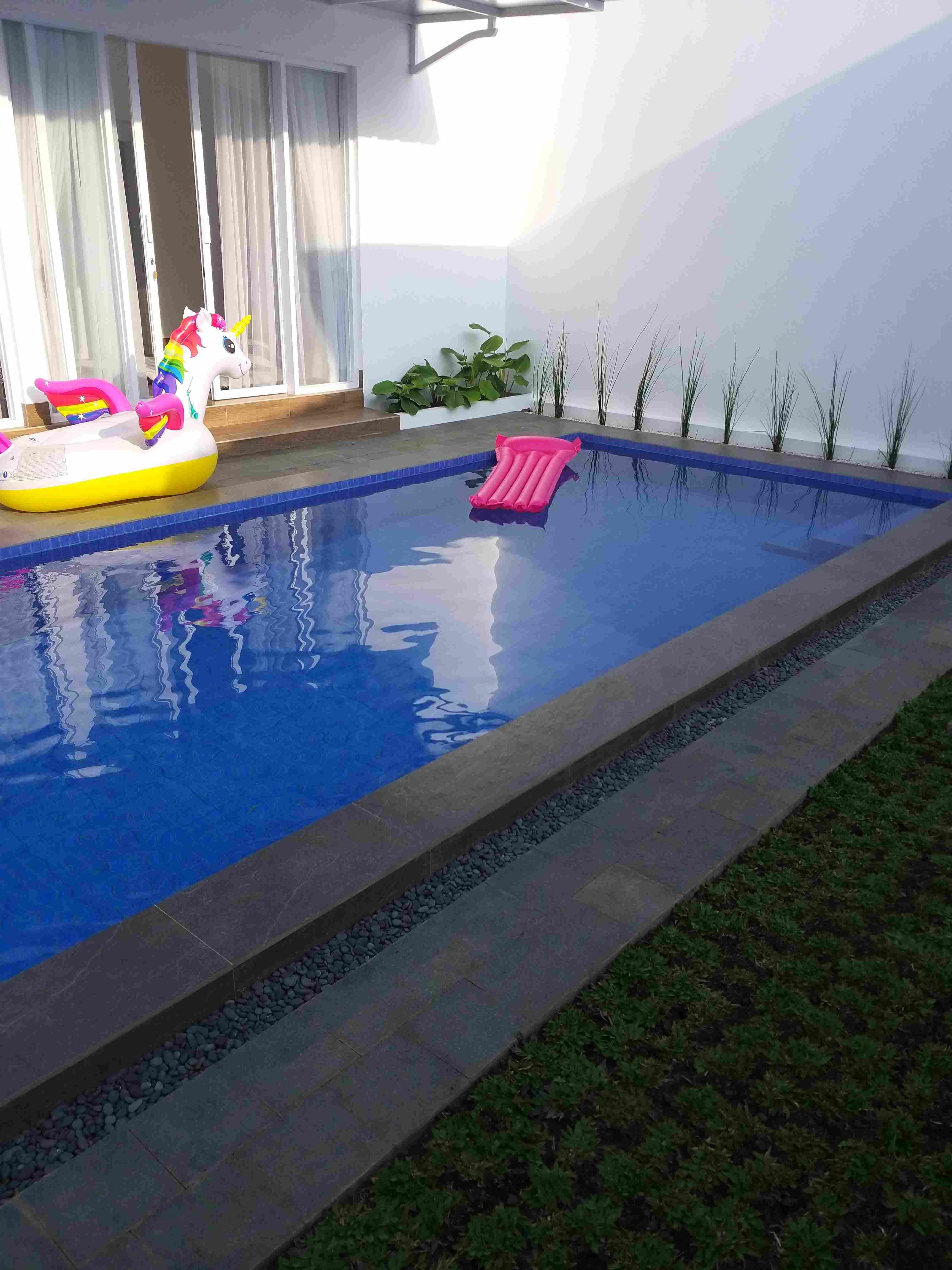 Intex Glossy Mat Lounge Inflatable. Matras / Kasur Kolam Renang