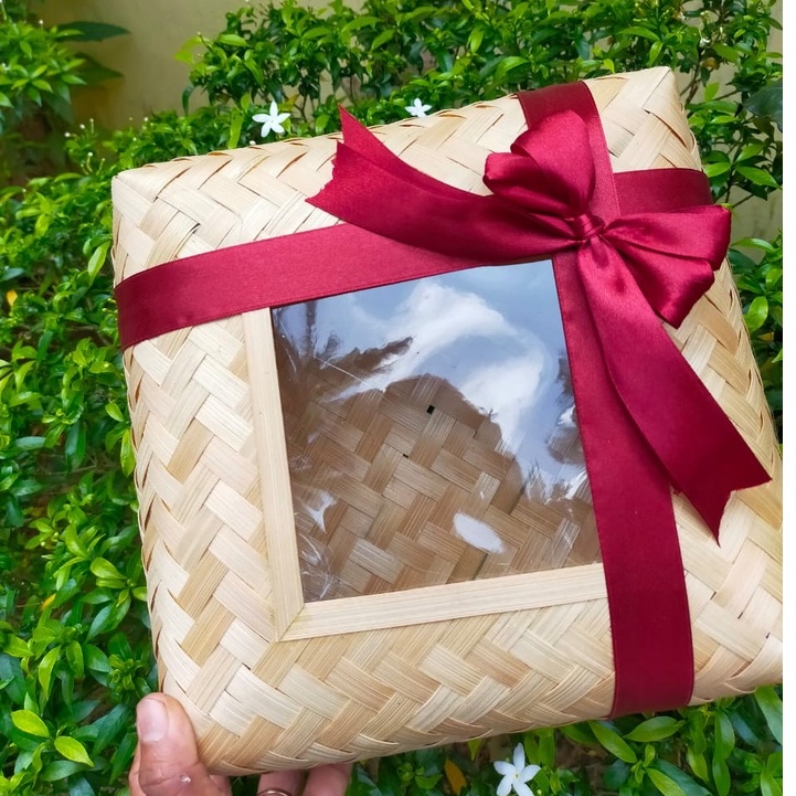 

M22 BESEK MIKA 22X 22 X 10 CM-BESEK MIKA -BOX SESERAHAN-HAMPERS LEBARAN-BOX NATAL-PARCEL NIKAHAN-ANYAMAN BESEK-BESEK HAJATAN -BESEK HALUS-BESEK PURWOREJO-BESEK PUTIH