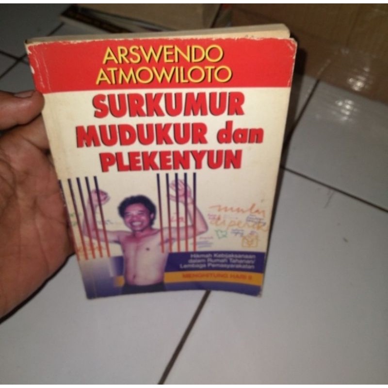 

BUKU SURKUMUR MUDUKUR DAN PLEKENYUN BY ARSWENDO ATMOWILOTO