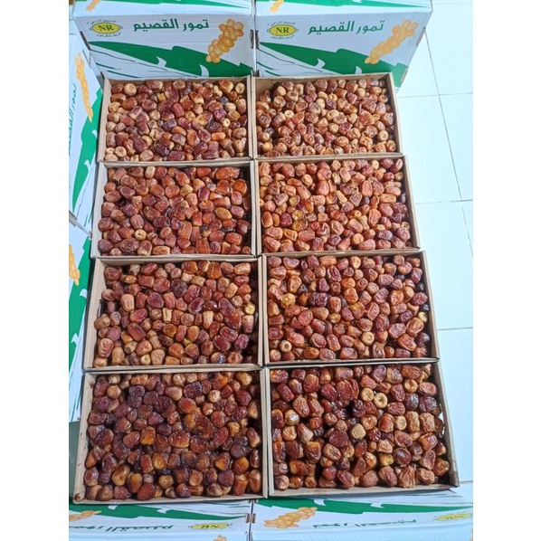 

Kurma Sukari Al Qassim Box NR 1 dus 3 Kg Fresh Original || Kurma Sukari Al Qasim Box Random