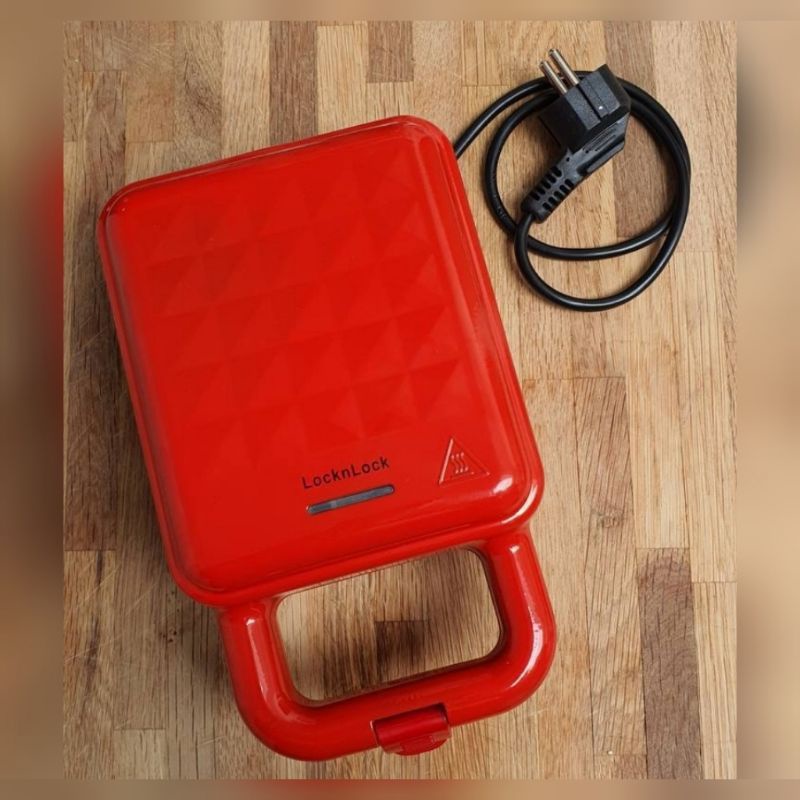 Waffle maker lock n lock