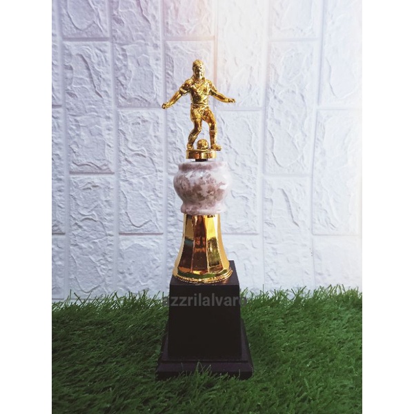 piala FG nendang bola