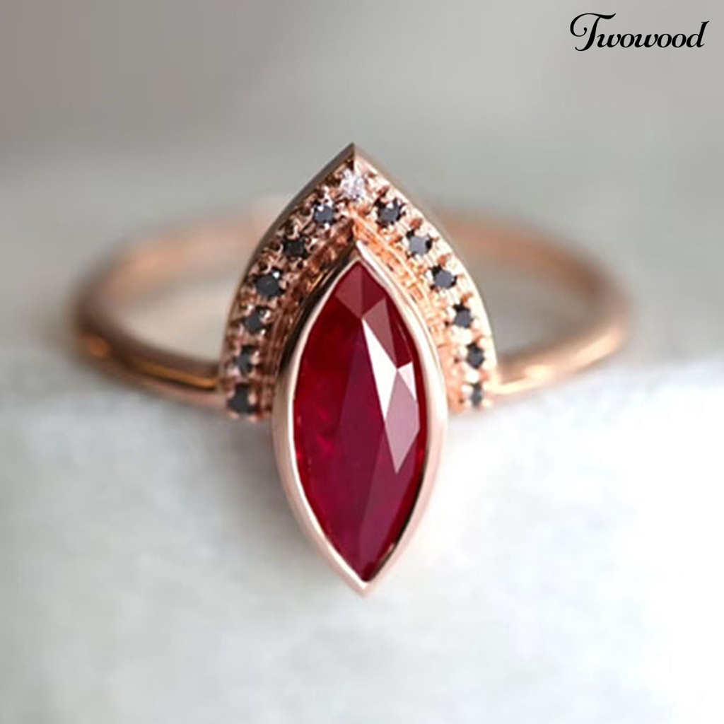 2pcs / Set Cincin Kristal Berlian Imitasi Bahan Alloy Warna Merah Prismatik Gaya Retro Untuk Pasangan