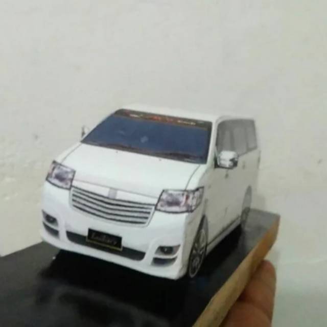 Papercraft miniatur APV luxury putih