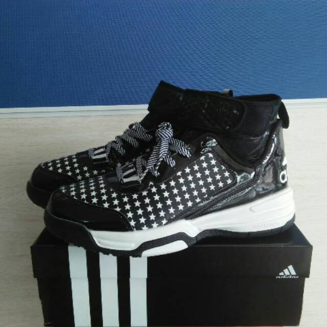 Sepatu Pria adidas Basket