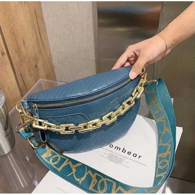 

Kode: ELJ 5481IDR : 133 rbBahan : Kulit PUukuran: 16 x 25 x 8 cm