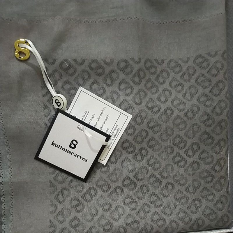 buttonscarves the tapis square Fossil