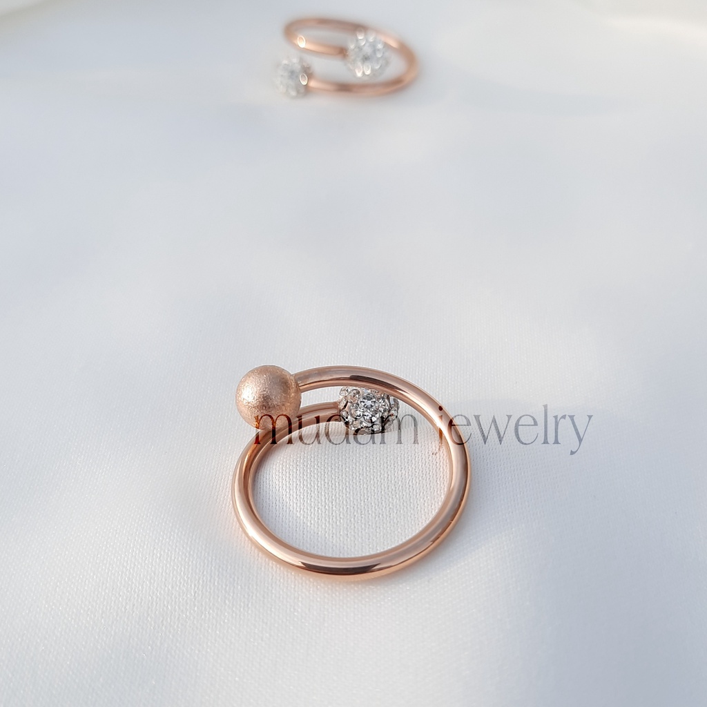 Cincin Titanium Dengan 2 Bola Diamonds dan 1 Bola Diamond Warna Rose Gold