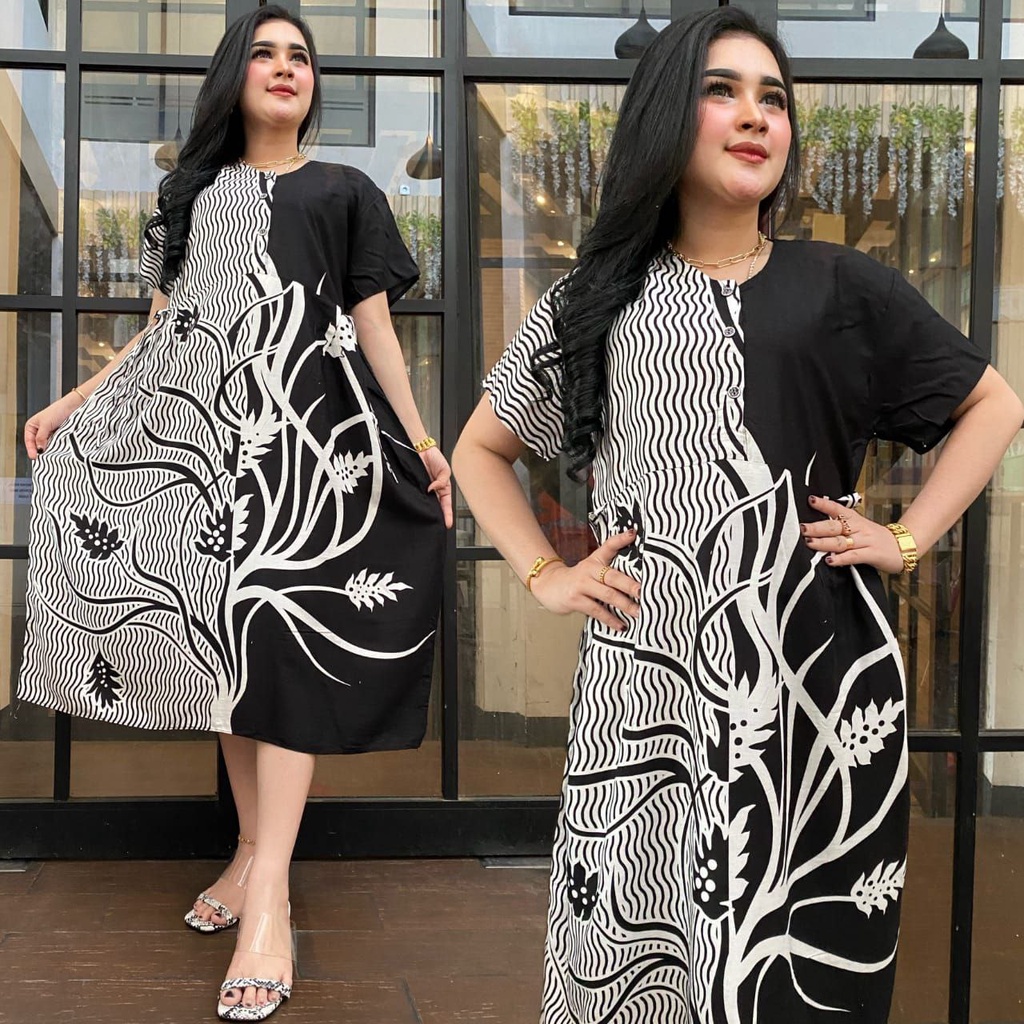 Daster Chibi Terbaru Hitam Putih ( Harga Promo Termurah ) Motif Bunga Monocrome Panjang bawah lutut Rayon Grade A ada 3 kancing depan ( busui friendly ) Lengan Pendek - Daster Bali Wanita CantikKekinian - Baju Tidur Wanita Dewasa Populer - By BATIK SULMIT