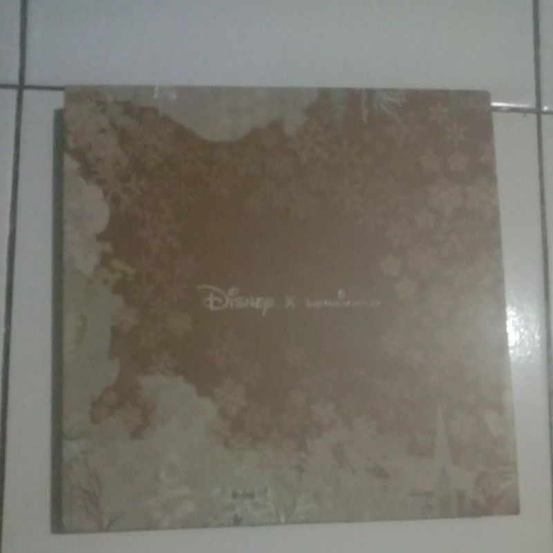 buttonscarves Frozen wood