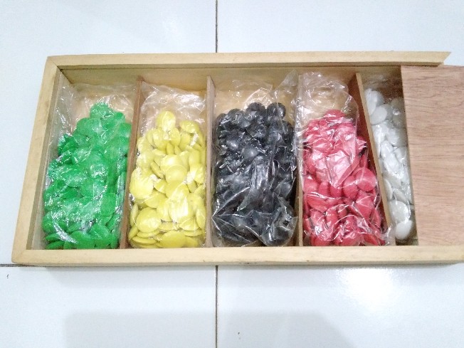 Kancing Genetika Kombinasi 5 Warna Putih, Hitam, Hijau, Kuning, Merah 1 Set Kotak Kayu Alat Peraga