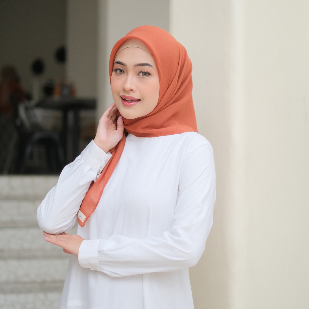 HIJAB POLLYCOTTON PREMIUM / HIJAB SEGI EMPAT / KERUDUNG SEGI EMPAT / HIJAB POLLYCOTTON / JILBAB SEGI EMPAT-TERACOTTA